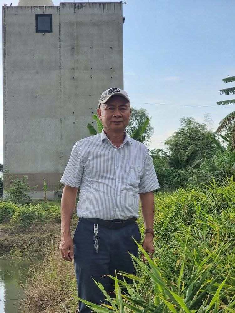 Anh Phan Khánh trước nhà yến vùng rừng U Minh